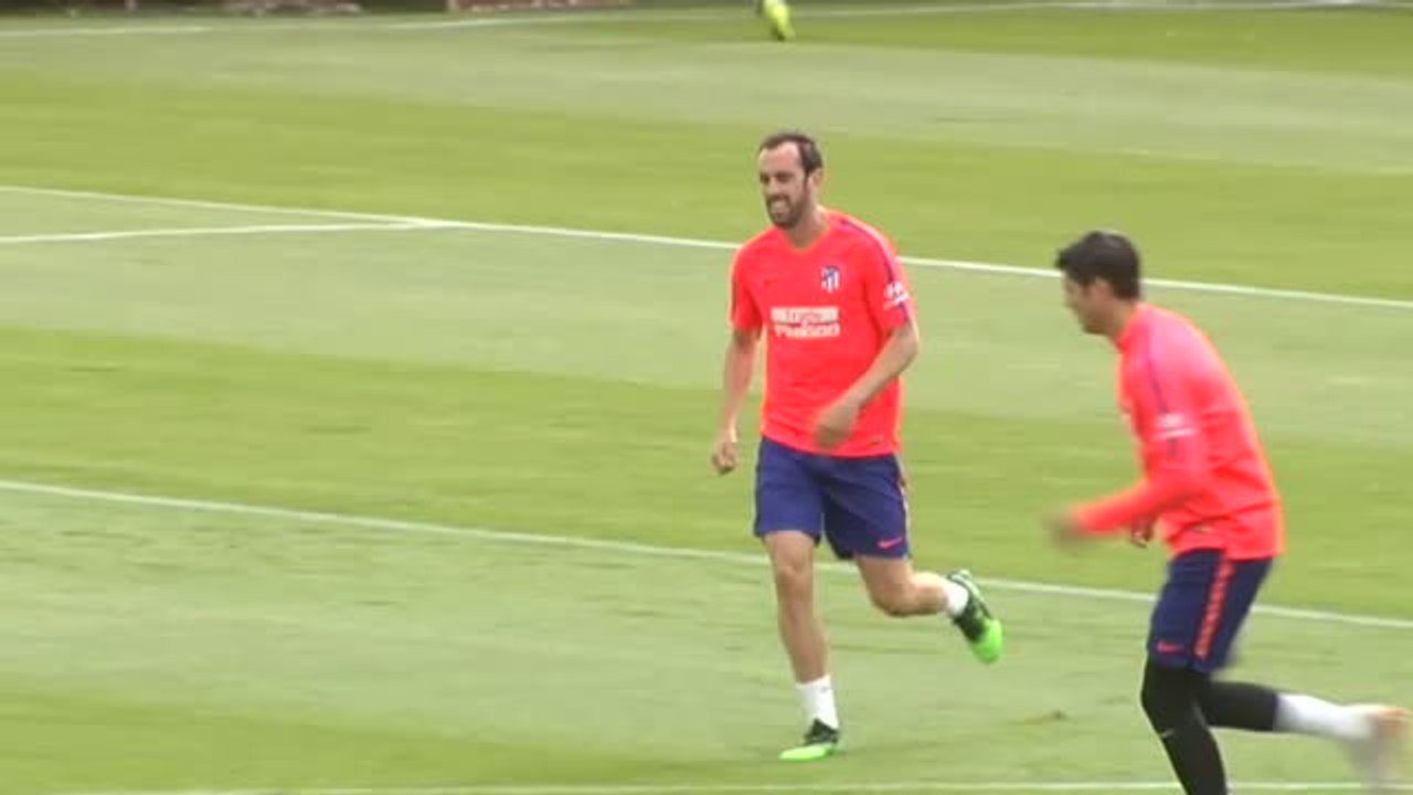Godín, centro de todas las miradas en el entrenamiento del Atlético
