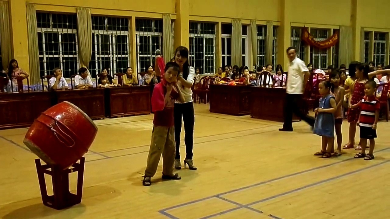 Vietnamese traditional game - Blindfolded drums