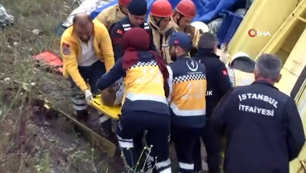 - Kuzey Marmara Otoyolu Uskumru Mevkii'nde meyve - sebze yüklü tır devrildi. İtfaiye ekiplerinin araçta sıkışan sürücüyü kurtarma çalışmaları devam ediyor.