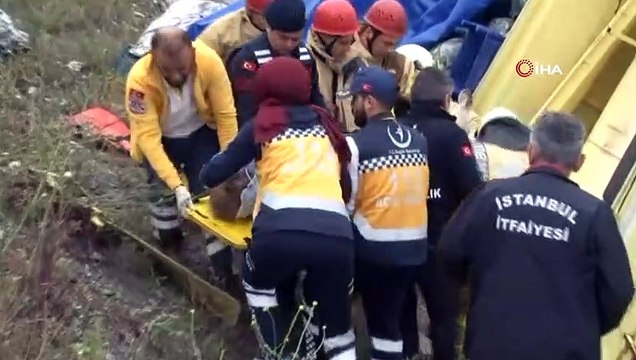 - Kuzey Marmara Otoyolu Uskumru Mevkii'nde meyve - sebze yüklü tır devrildi. İtfaiye ekiplerinin araçta sıkışan sürücüyü kurtarma çalışmaları devam ediyor.