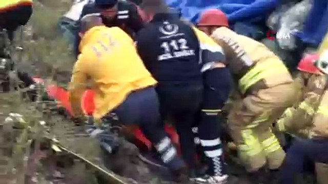 Kuzey Marmara Otoyolu Uskumru Mevkii'nde meyve - sebze yüklü tır devrildi. İtfaiye ekiplerinin araçta sıkışan sürücüyü kurtarma çalışmaları devam ediyor.