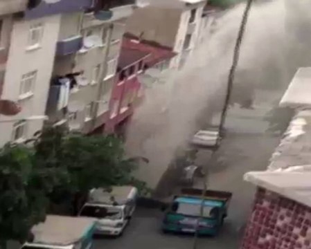 Gaziosmanpaşa'da Boru Patladı, Su Metrelerce Yükseğe Fışkırdı
