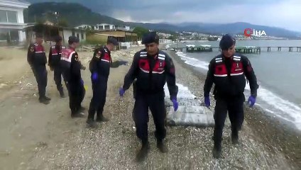Uyuşturucu paketleri karaya vurdu