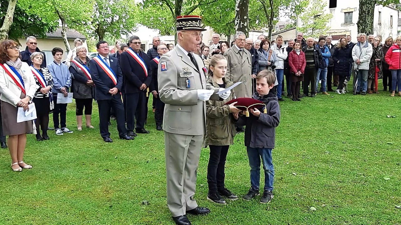 La commune de Sainte Alvère reçoit la croix de guerre, 70 ans après l'avoir obtenue