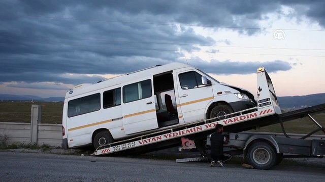 Malatya'da işçi servisi duvara çarptı: 10 yaralı