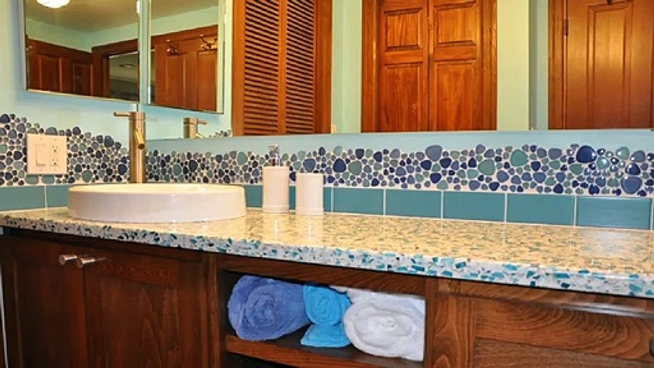 40 Lovely Bathrooms with Decorative Wall Tiles