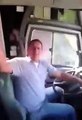 Un chauffeur de bus se lève pour danser... mais alors qui conduit