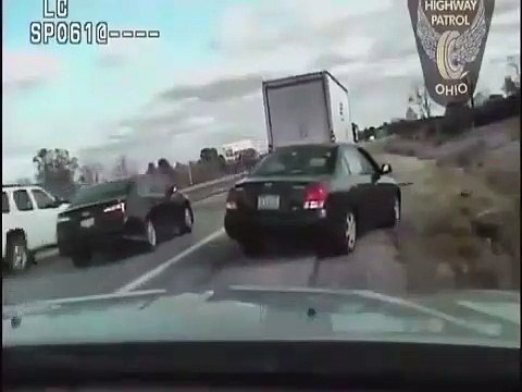 Un controle de police perturbé par l'arrivée d'un camion... Chanceux