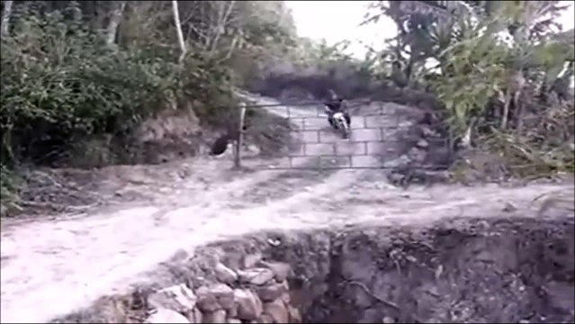 Ce motard rate son virage et se prend une gamelle bien ridicule