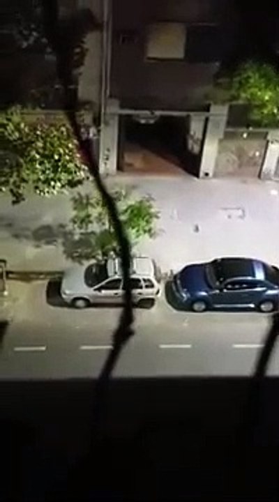 Il détruit la voiture garée devant sa porte de garage !