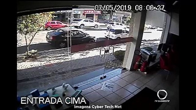 Câmera mostra caminhão desgovernado atingindo carros, postes e árvores