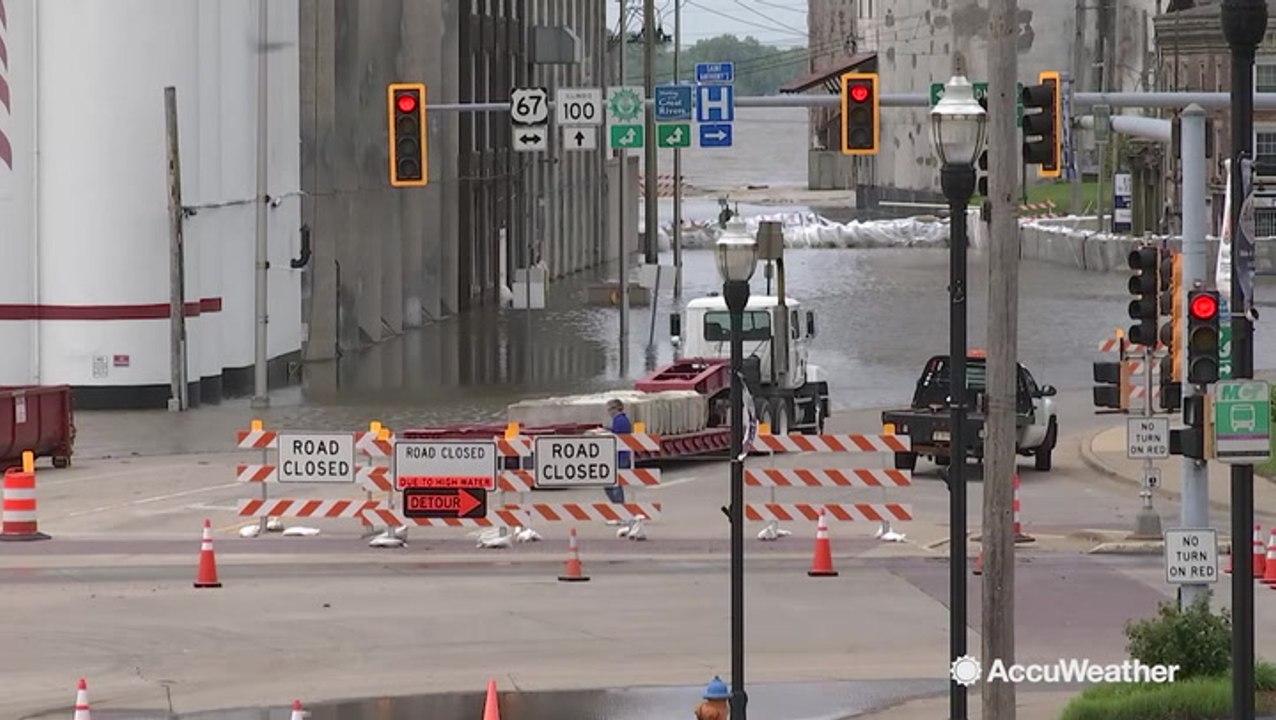 Mississippi River flooding puts town underwater