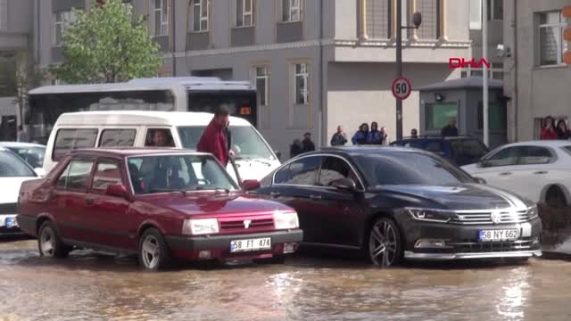 Sivas Ana Şebeke Borusu Patladı, Cadde ve İş Yerlerini Su Bastı