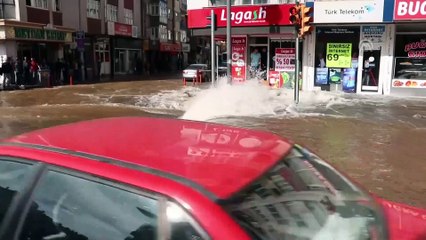 Sivas'ta su borusu patladı, iş yerlerini su bastı