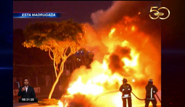 Auto ardió en llamas luego de impactarse con una jardinera al norte de Guayaquil