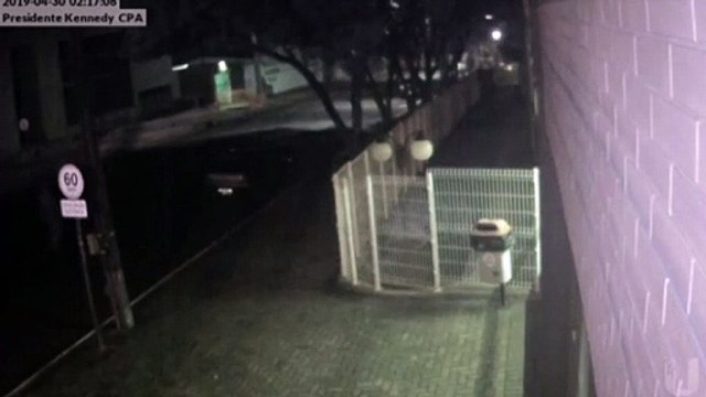 Câmera flagra ladrões furtando Gol estacionado na Região Central