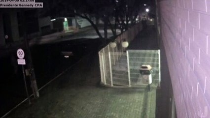 Câmera flagra ladrões furtando Gol estacionado na Região Central