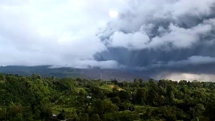 Indonésie: le volcan Sinabung en éruption