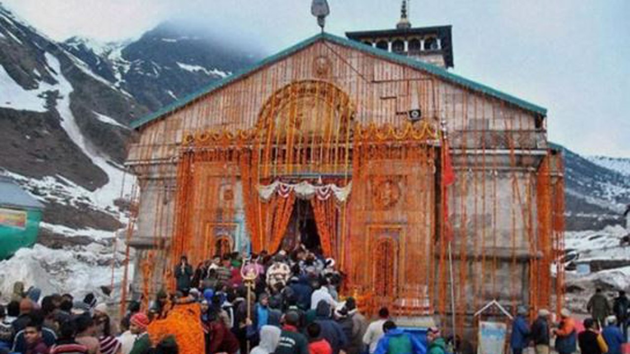 Kedarnath Temple का ब्रह्म मुहूर्त में कपाट खुलते ही भक्तों ने किए भगवान के भव्य दर्शन | Boldsky