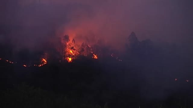 Sigue descontrolado desde ayer por la tarde el incendio del centro de Asturias