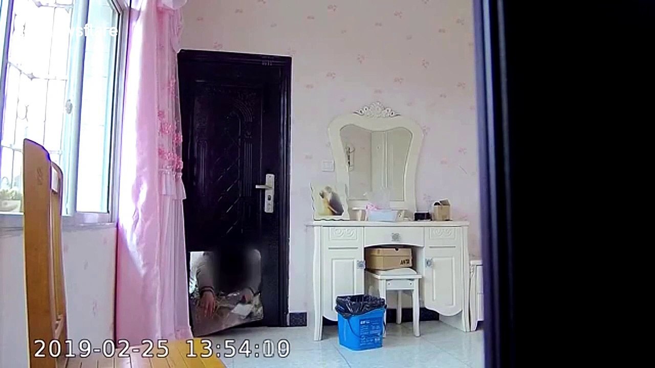 'Here's Johnny!' Burglar in China uses kitchen knife to cut open door