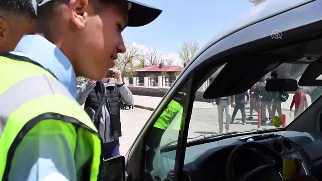 Öğrencilerden yaya öncelikli trafik uygulamasına 'üniformalı' destek - AĞRI