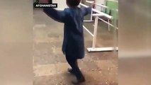 Afgan çocuğun protez sevinci