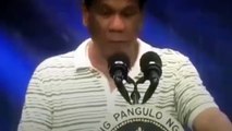 ظهور صرصور اعلى كتف رئيس الفلبين اثناء مؤتمر انتخابى