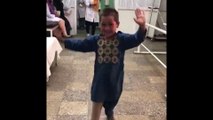 Ahmad, 5 ans a perdu une jambe quand il était bébé... sa danse de la joie quand il reçoit une nouvelle prothèse est devenue virale