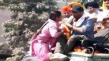 Woman Kissed Sunny Deol during Road Show in Punjab, ट्रक पर चढ़कर सनी देओल को महिला ने किया किस