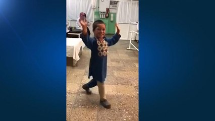 رقص احمد ۵ ساله با پای مصنوعی