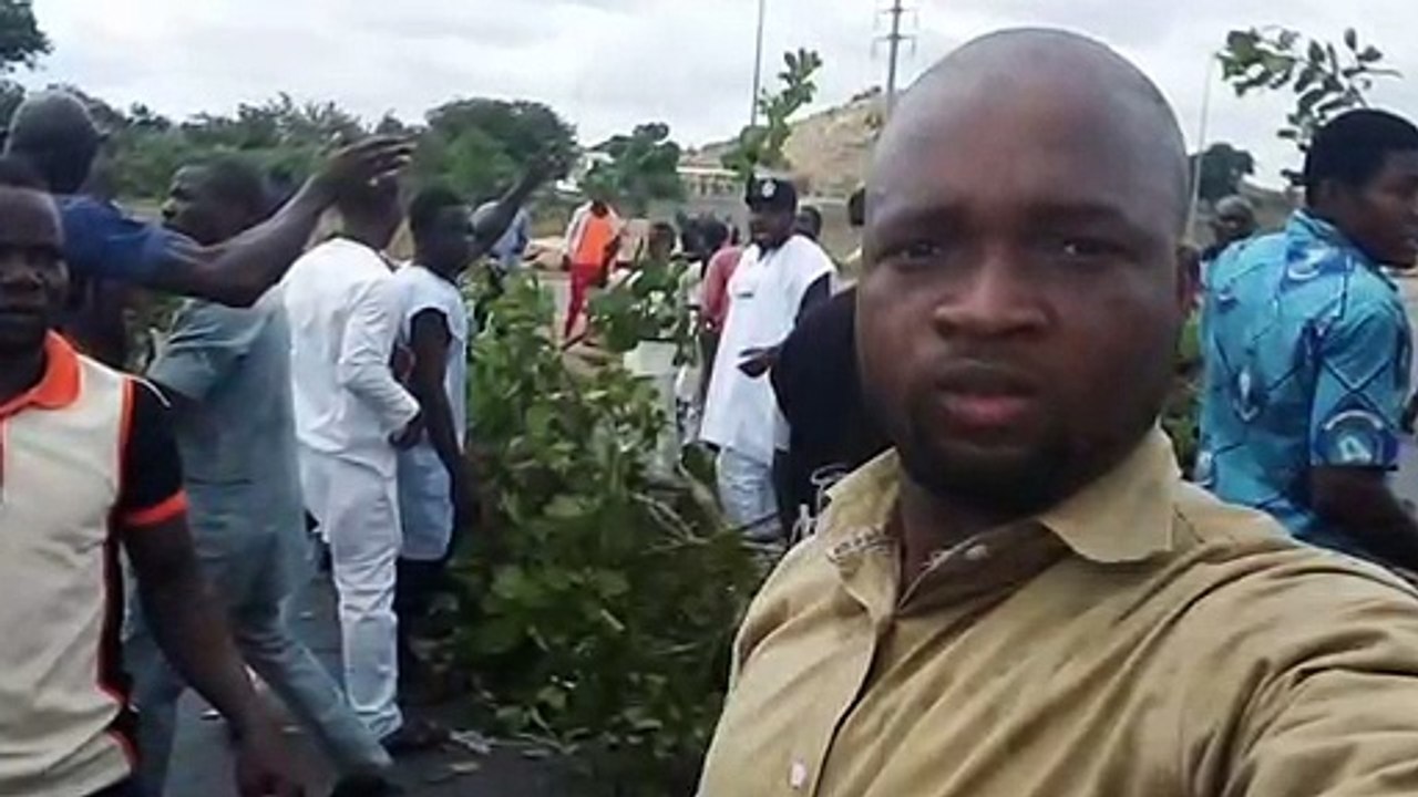 Gbagyi Community blocks Vice President Yemi Osinbajo's convoy and other commuters on the airport road to protest land grabbing in Abuja