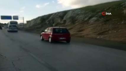 Kucağında çocuğu ile arabayı böyle sürdü