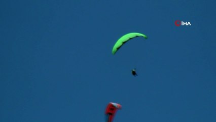 Kontrolünü kaybeden Rus paraşütçü denize böyle çakıldı