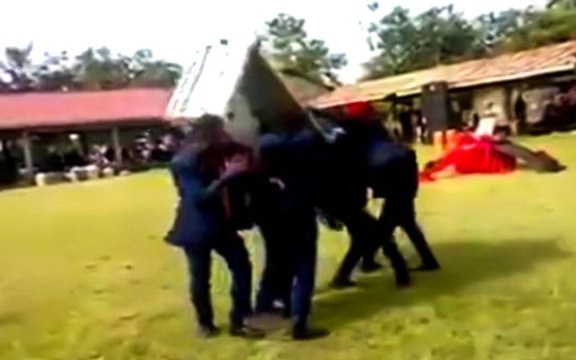 Cenaze Töreninde, Tabutu Düşürdüler