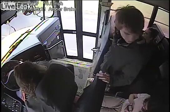 Cette chauffeur de bus sauve la vie d'un enfant qui descendait devant une voiture !