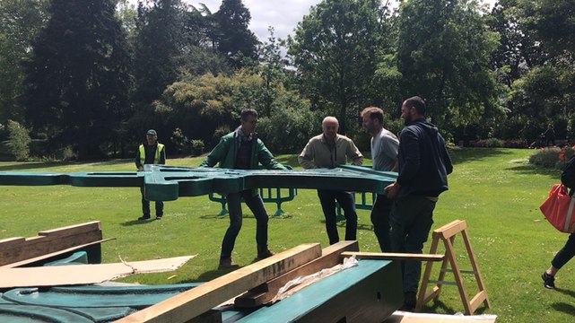 Un banc géant tout neuf au jardin des plantes