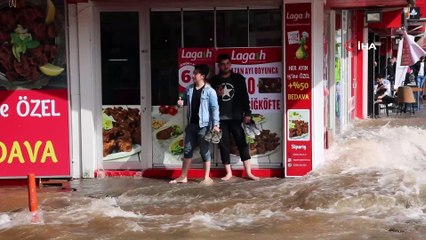 Patlayan su borusu caddeyi göle geçirdi