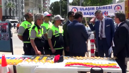 Hurda haline gelen otomobili ibret olsun diye şehir merkezine koydular