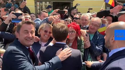 [Vidéo] Xavier Bettel s'improvise "chauffeur de salle" pour Emmanuel Macron