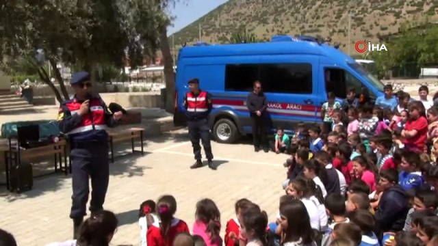 Öğrenciler jandarma oldu trafik denetimi yaptı