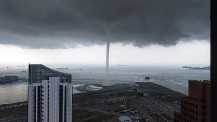 Tornado in Singapore! Shocking!