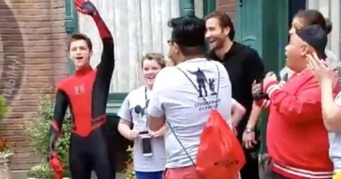 Spider-Man : Tom Holland surprises kids at disneyland with Jake Gyllenhaal - 2019