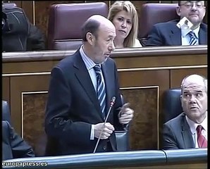 Cuando Rubalcaba le cantó a un diputado del PP una canción de Amaral