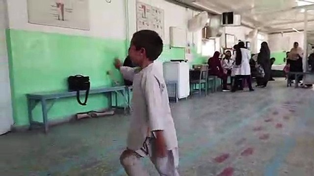 Afghanistan : heureux de marcher à nouveau, Ahmad, 5 ans, fête sa nouvelle prothèse en dansant