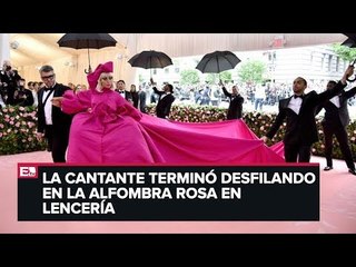 Lady Gaga desprendió las capas de su vestido en la MET Gala