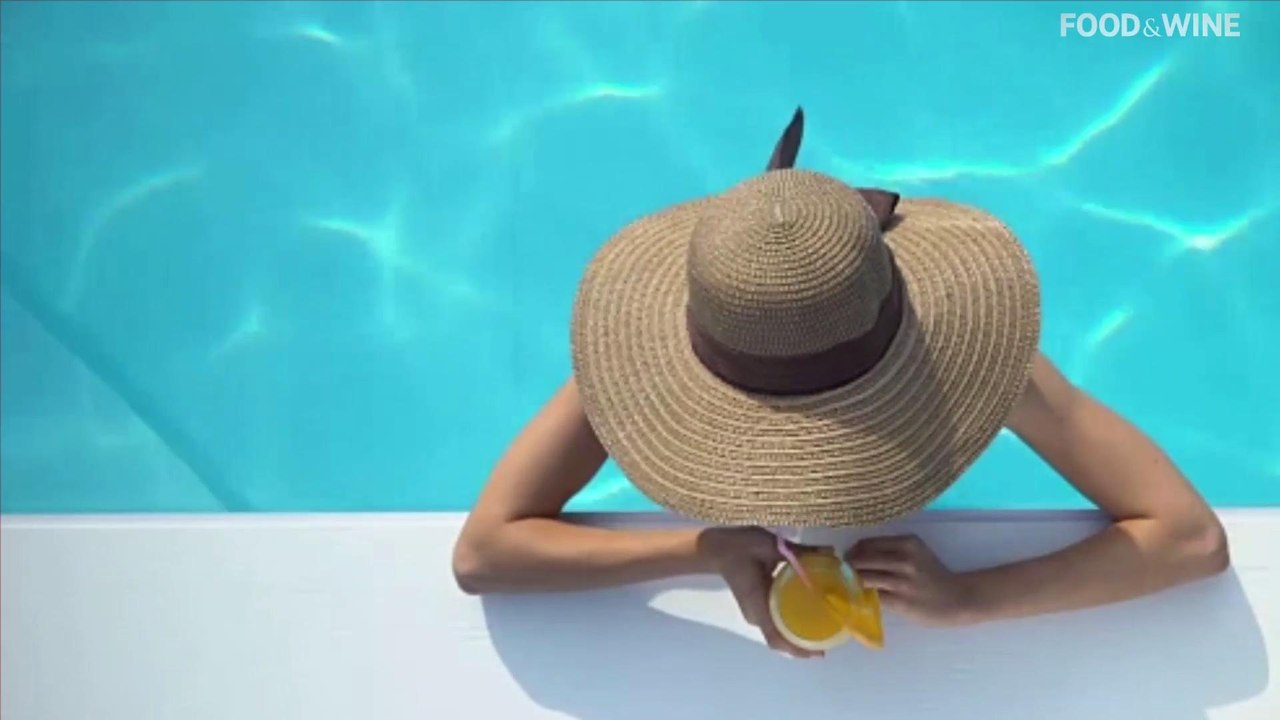 3 Simple Sparkling Cocktail Recipes for Your Poolside Drinking Pleasure