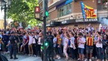 Valencia-Arsenal: Ambientazo en la Llegada del Autobús del Valencia