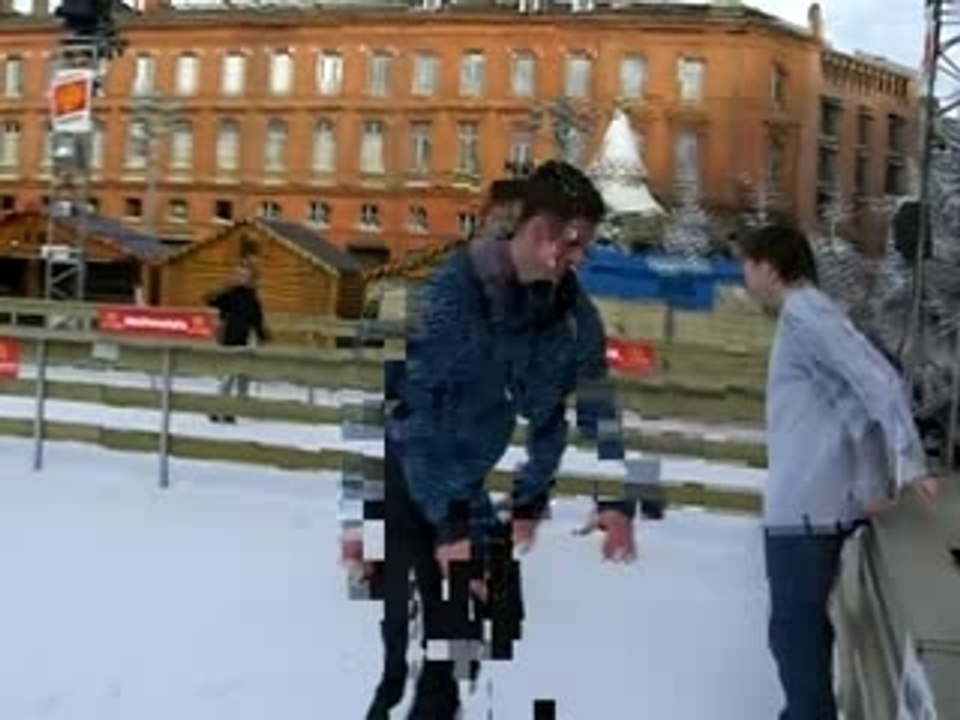 Kevin tombe a la Patinoire