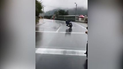 Il test l'adhérence de sa moto dans un virage !